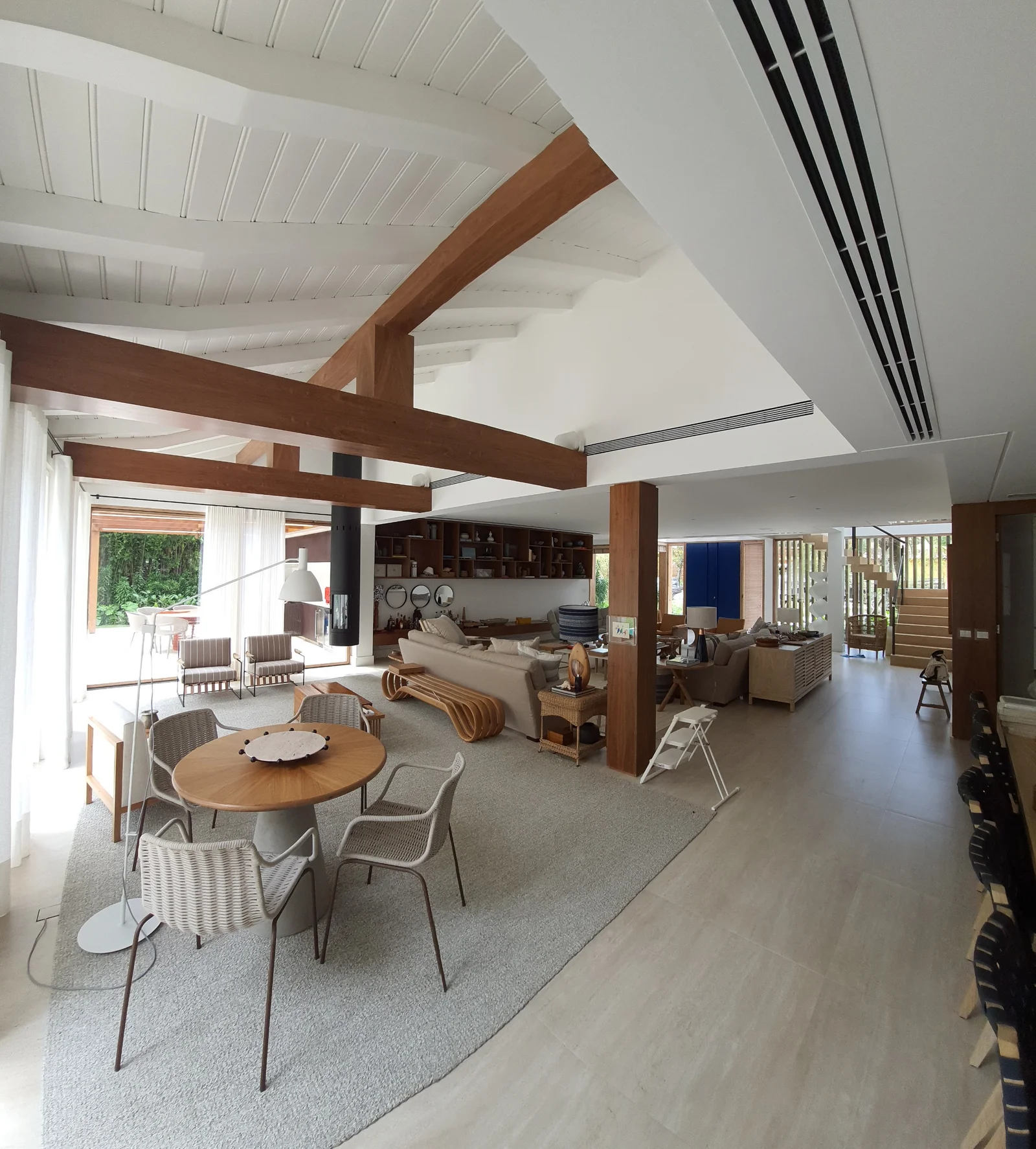 Ambiente residencial com vigas de madeira e grelhas lineares integradas à arquitetura