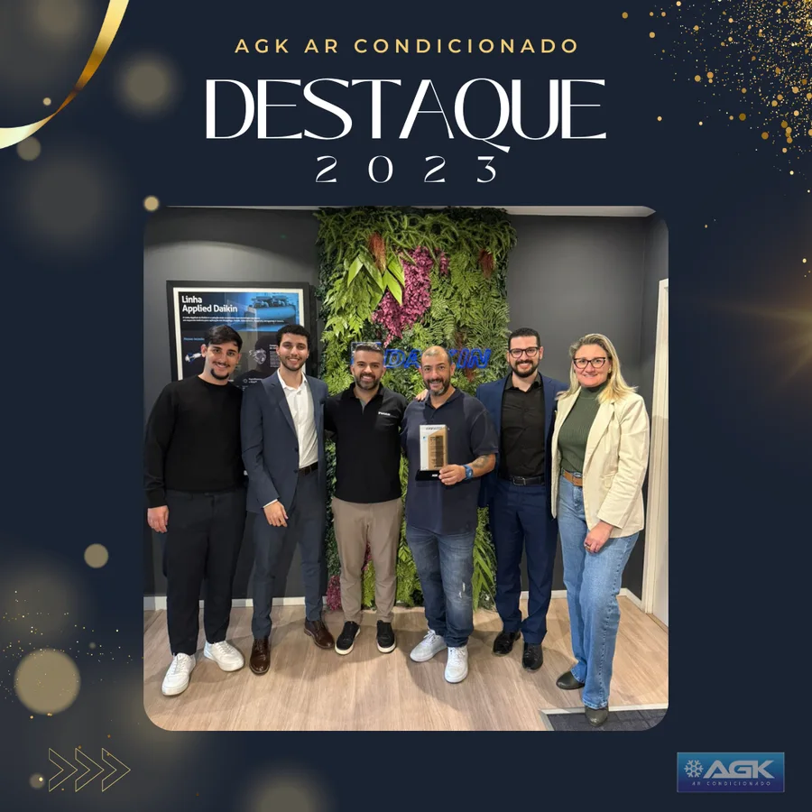 Destaque 2023 com fotografia de Anderson e Kátia representando a AGK junto à diretoria Daikin