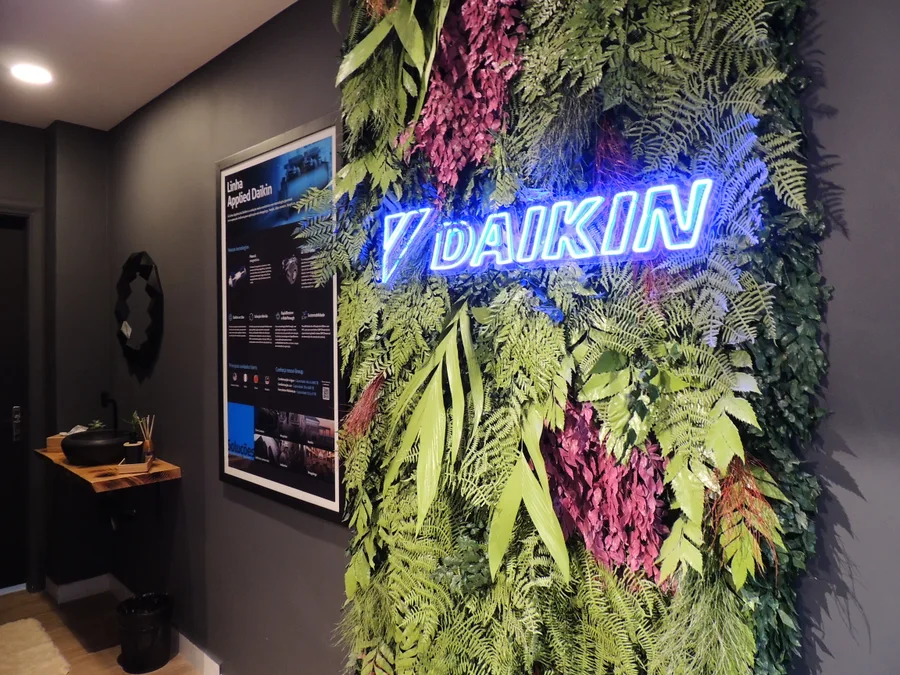 Ambiente do showroom com a identificação Daikin iluminada