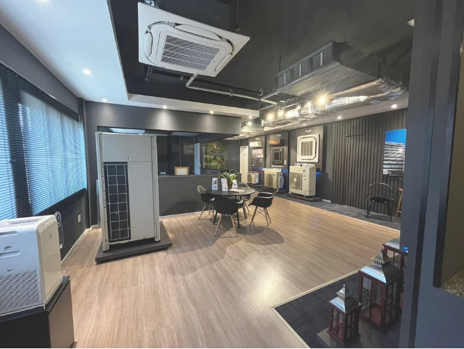Showroom AGK e NexoAr com equipamentos Daikin e instalações expostas no teto
