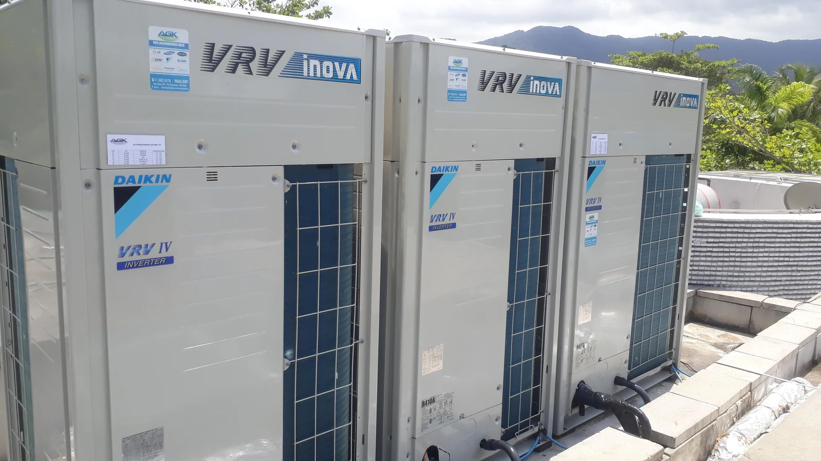 Três unidades externas Daikin VRV instaladas lado a lado em uma área técnica